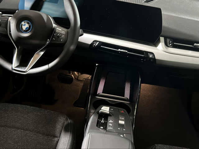 BMW iX2 xDrive30 color Blanco. Año 2025. 230KW(313CV). Eléctrico. En concesionario San Pablo Motor | Su Eminencia de Sevilla