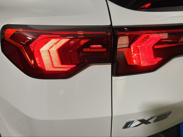 BMW iX2 xDrive30 color Blanco. Año 2025. 230KW(313CV). Eléctrico. En concesionario San Pablo Motor | Su Eminencia de Sevilla