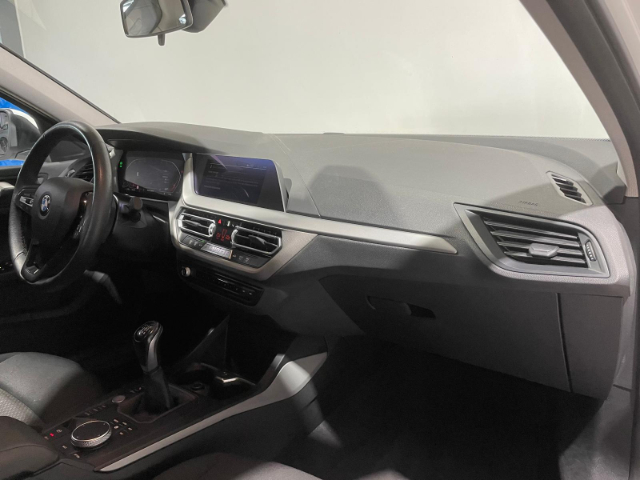 BMW Serie 1 116d color Blanco. Año 2022. 85KW(116CV). Diésel. En concesionario Hispamovil Elche de Alicante