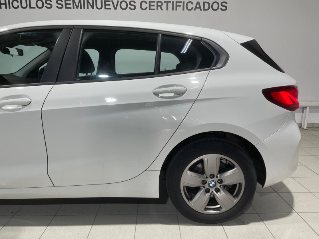 BMW Serie 1 116d color Blanco. Año 2022. 85KW(116CV). Diésel. En concesionario Hispamovil Elche de Alicante