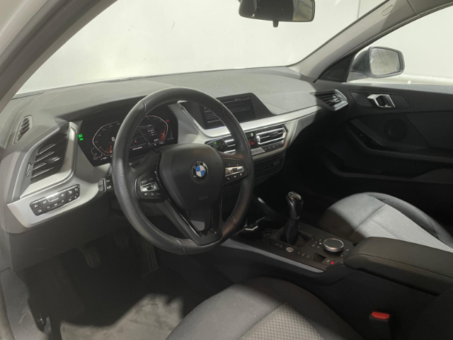 BMW Serie 1 116d color Blanco. Año 2022. 85KW(116CV). Diésel. En concesionario Hispamovil Elche de Alicante