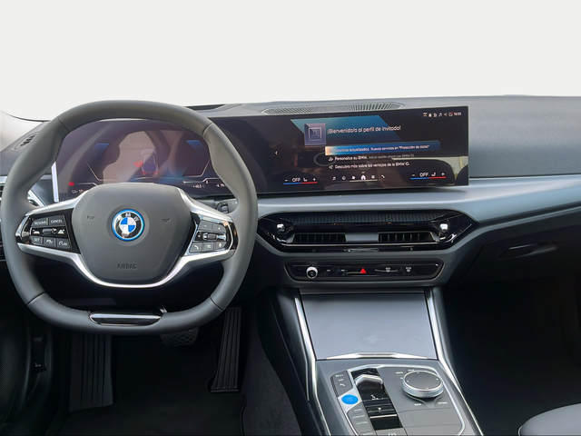 BMW i4 eDrive35 color Gris. Año 2025. 210KW(286CV). Eléctrico. En concesionario Ilbira Motor | Granada de Granada