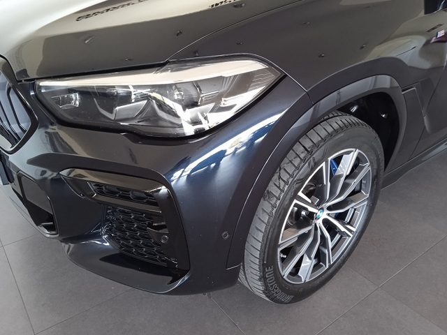 BMW X6 xDrive30d color Negro. Año 2023. 210KW(286CV). Híbrido Electro/Diesel. En concesionario ALBAMOCION CIUDAD REAL  de Ciudad Real