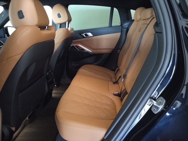 BMW X6 xDrive30d color Negro. Año 2023. 210KW(286CV). Híbrido Electro/Diesel. En concesionario ALBAMOCION CIUDAD REAL  de Ciudad Real