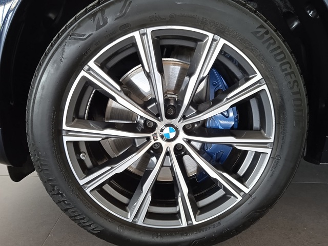 BMW X6 xDrive30d color Negro. Año 2023. 210KW(286CV). Híbrido Electro/Diesel. En concesionario ALBAMOCION CIUDAD REAL  de Ciudad Real