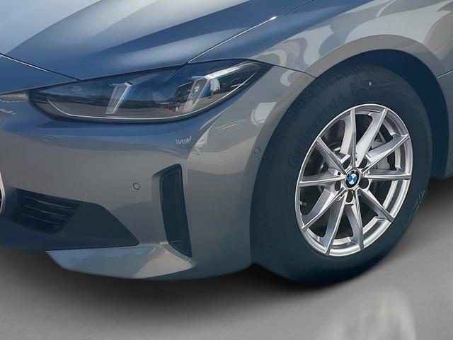 BMW i4 eDrive40 color Gris. Año 2025. 250KW(340CV). Eléctrico. En concesionario Automotor Premium Velázquez - Málaga de Málaga