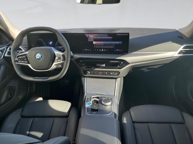 BMW i4 eDrive40 color Gris. Año 2025. 250KW(340CV). Eléctrico. En concesionario Automotor Premium Velázquez - Málaga de Málaga