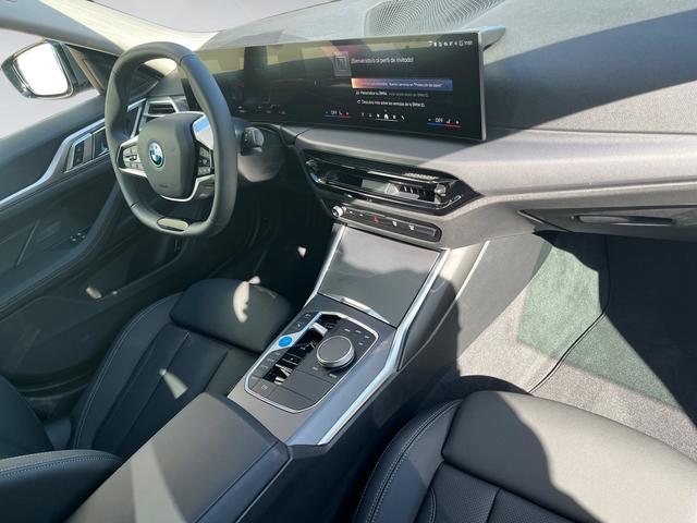 BMW i4 eDrive40 color Gris. Año 2025. 250KW(340CV). Eléctrico. En concesionario Automotor Premium Velázquez - Málaga de Málaga