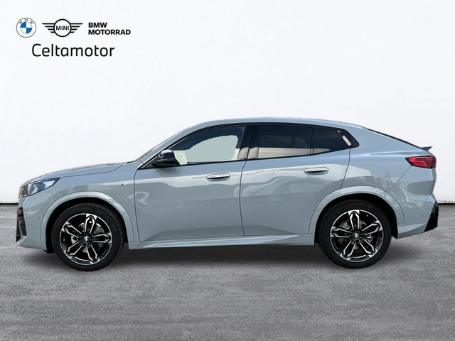 BMW X2 sDrive18d color Gris. Año 2024. 110KW(150CV). Diésel. En concesionario Celtamotor Vigo de Pontevedra