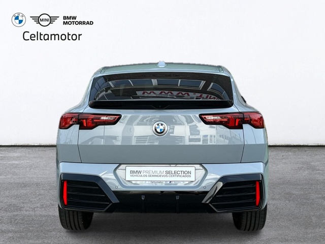 BMW X2 sDrive18d color Gris. Año 2024. 110KW(150CV). Diésel. En concesionario Celtamotor Vigo de Pontevedra