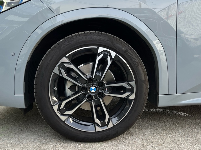 BMW X2 sDrive18d color Gris. Año 2024. 110KW(150CV). Diésel. En concesionario Celtamotor Vigo de Pontevedra