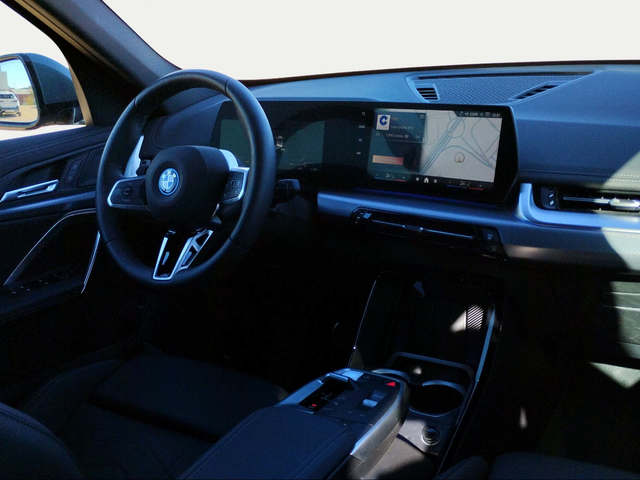 BMW iX1 xDrive30 color Verde. Año 2025. 230KW(313CV). Eléctrico. En concesionario San Rafael Motor, S.L. de Córdoba