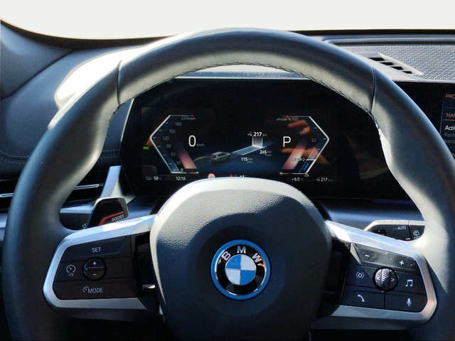 BMW iX1 xDrive30 color Verde. Año 2025. 230KW(313CV). Eléctrico. En concesionario San Rafael Motor, S.L. de Córdoba