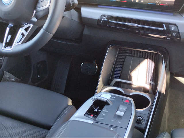 BMW iX1 xDrive30 color Verde. Año 2025. 230KW(313CV). Eléctrico. En concesionario San Rafael Motor, S.L. de Córdoba