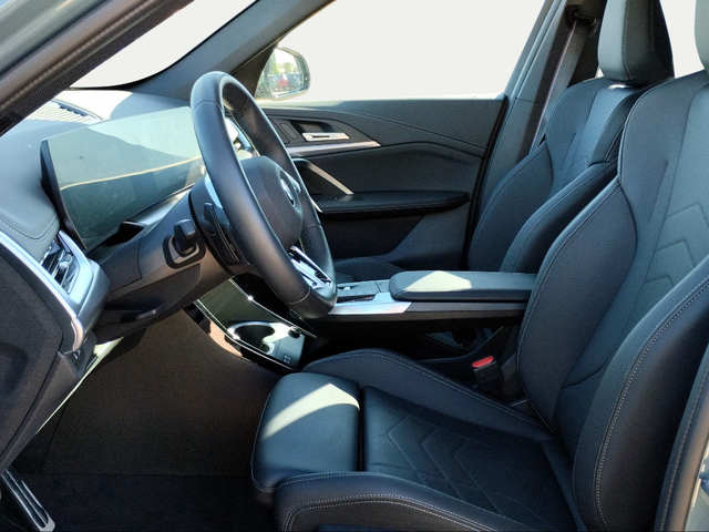 BMW iX1 xDrive30 color Verde. Año 2025. 230KW(313CV). Eléctrico. En concesionario San Rafael Motor, S.L. de Córdoba