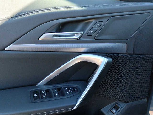 BMW iX1 xDrive30 color Verde. Año 2025. 230KW(313CV). Eléctrico. En concesionario San Rafael Motor, S.L. de Córdoba