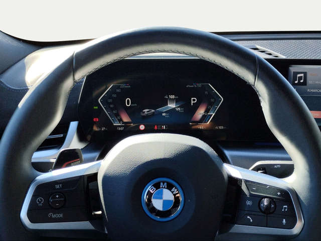 BMW iX2 eDrive20 color Gris. Año 2025. 150KW(204CV). Eléctrico. En concesionario San Rafael Motor, S.L. de Córdoba