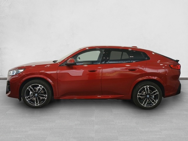 BMW iX2 eDrive20 color Rojo. Año 2025. 150KW(204CV). Eléctrico. En concesionario Enekuri Motor de Vizcaya