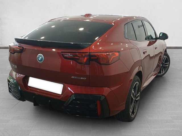 BMW iX2 eDrive20 color Rojo. Año 2025. 150KW(204CV). Eléctrico. En concesionario Enekuri Motor de Vizcaya
