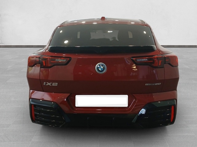 BMW iX2 eDrive20 color Rojo. Año 2025. 150KW(204CV). Eléctrico. En concesionario Enekuri Motor de Vizcaya
