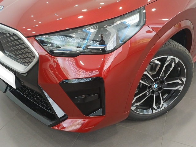 BMW iX2 eDrive20 color Rojo. Año 2025. 150KW(204CV). Eléctrico. En concesionario Enekuri Motor de Vizcaya