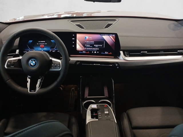 BMW iX2 eDrive20 color Rojo. Año 2025. 150KW(204CV). Eléctrico. En concesionario Enekuri Motor de Vizcaya