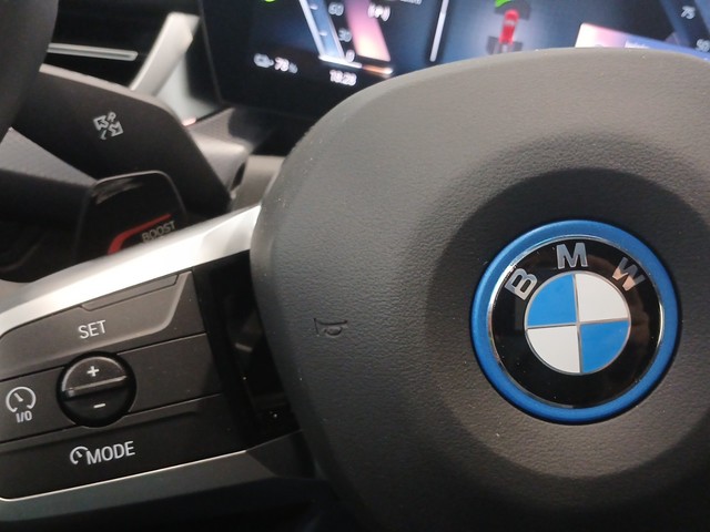 BMW iX2 eDrive20 color Rojo. Año 2025. 150KW(204CV). Eléctrico. En concesionario Enekuri Motor de Vizcaya