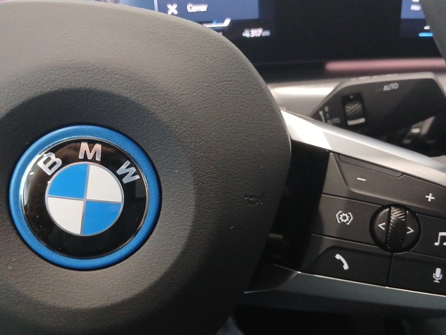 BMW iX2 eDrive20 color Rojo. Año 2025. 150KW(204CV). Eléctrico. En concesionario Enekuri Motor de Vizcaya