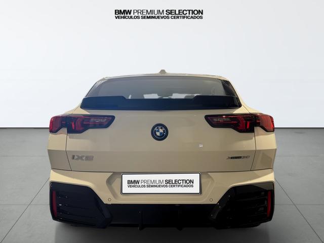 BMW iX2 xDrive30 color Blanco. Año 2025. 230KW(313CV). Eléctrico. En concesionario Automotor Premium Velázquez - Málaga de Málaga