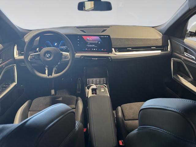 BMW iX2 xDrive30 color Blanco. Año 2025. 230KW(313CV). Eléctrico. En concesionario Automotor Premium Velázquez - Málaga de Málaga