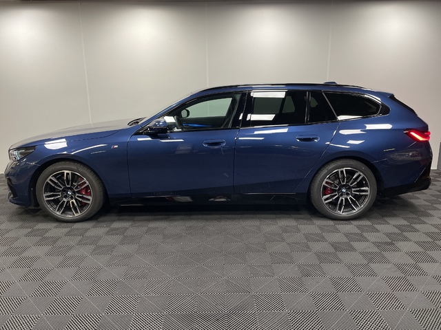 BMW Serie 5 540d Touring color Azul. Año 2025. 223KW(303CV). Diésel. En concesionario Maberauto de Castellón