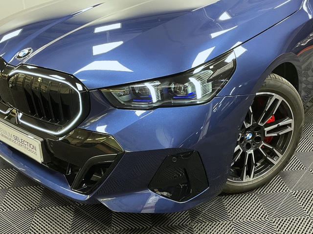 BMW Serie 5 540d Touring color Azul. Año 2025. 223KW(303CV). Diésel. En concesionario Maberauto de Castellón