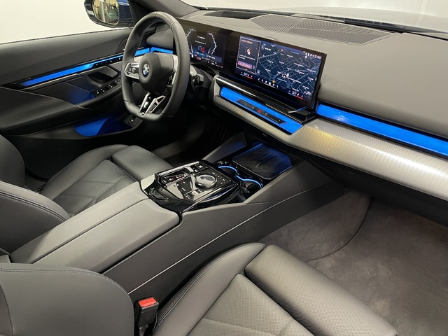 BMW Serie 5 540d Touring color Azul. Año 2025. 223KW(303CV). Diésel. En concesionario Maberauto de Castellón