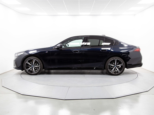 BMW Serie 5 520d color Negro. Año 2024. 145KW(197CV). Diésel. En concesionario Móvil Begar Alicante de Alicante