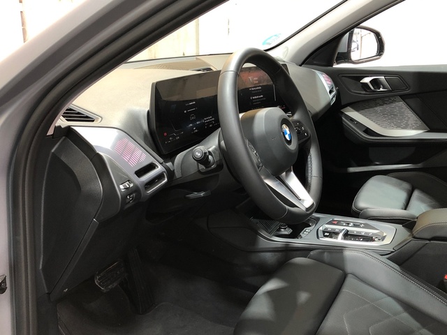 BMW Serie 1 120d color Gris. Año 2024. 120KW(163CV). Diésel. En concesionario Movilnorte El Carralero de Madrid