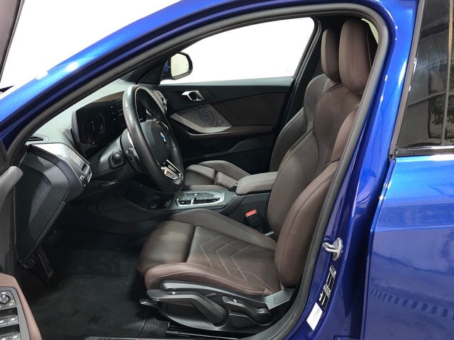 BMW Serie 1 120d color Azul. Año 2024. 120KW(163CV). Diésel. En concesionario Movilnorte El Plantio de Madrid