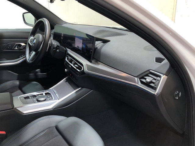 BMW Serie 3 320d color Blanco. Año 2024. 140KW(190CV). Híbrido Electro/Diesel. En concesionario Movilnorte El Carralero de Madrid