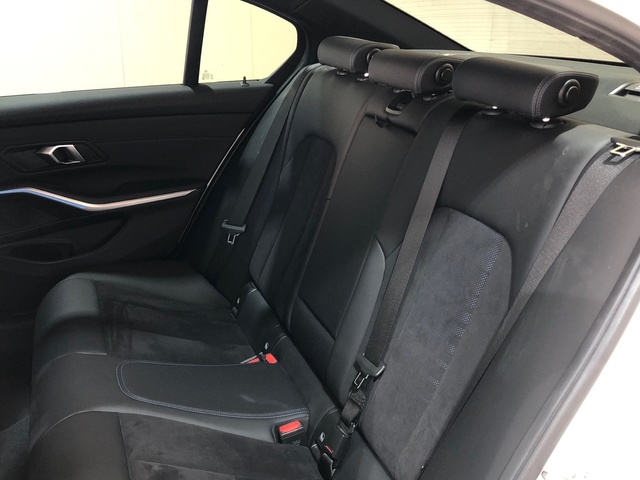 BMW Serie 3 320d color Blanco. Año 2024. 140KW(190CV). Híbrido Electro/Diesel. En concesionario Movilnorte El Carralero de Madrid