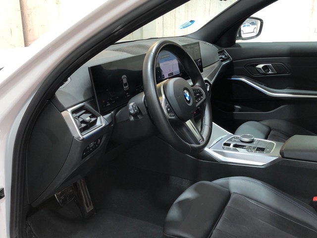 BMW Serie 3 320d color Blanco. Año 2024. 140KW(190CV). Híbrido Electro/Diesel. En concesionario Movilnorte El Carralero de Madrid