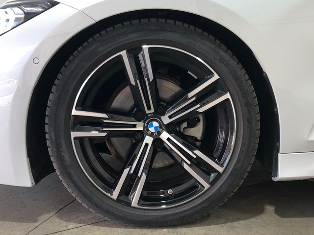 BMW Serie 3 320d color Blanco. Año 2024. 140KW(190CV). Híbrido Electro/Diesel. En concesionario Movilnorte El Carralero de Madrid