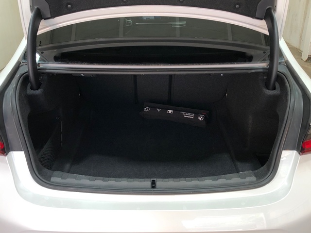 BMW Serie 3 320d color Blanco. Año 2024. 140KW(190CV). Híbrido Electro/Diesel. En concesionario Movilnorte El Carralero de Madrid