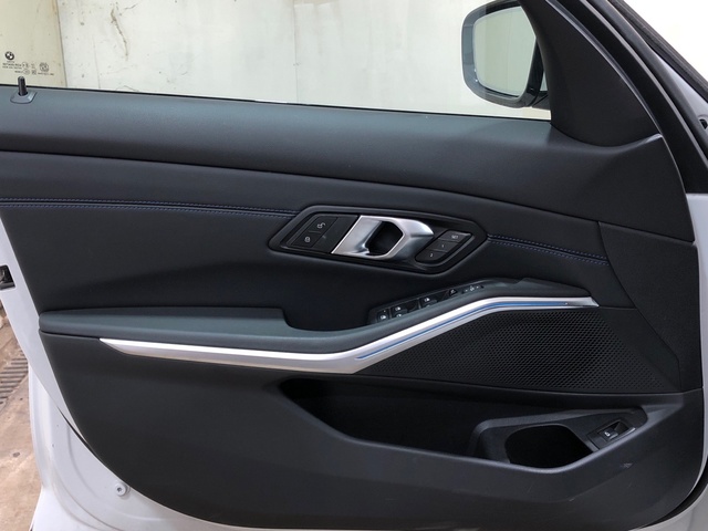 BMW Serie 3 320d color Blanco. Año 2024. 140KW(190CV). Híbrido Electro/Diesel. En concesionario Movilnorte El Carralero de Madrid