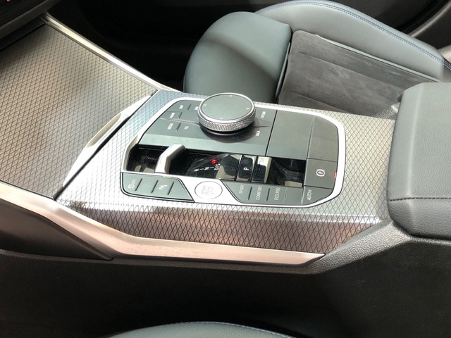 BMW Serie 3 320d color Blanco. Año 2024. 140KW(190CV). Híbrido Electro/Diesel. En concesionario Movilnorte El Carralero de Madrid