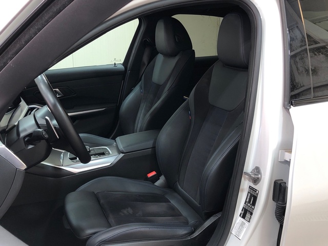 BMW Serie 3 320d color Blanco. Año 2024. 140KW(190CV). Híbrido Electro/Diesel. En concesionario Movilnorte El Carralero de Madrid