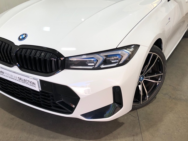 BMW Serie 3 330e Touring color Blanco. Año 2024. 215KW(292CV). Híbrido Electro/Gasolina. En concesionario Movilnorte El Plantio de Madrid