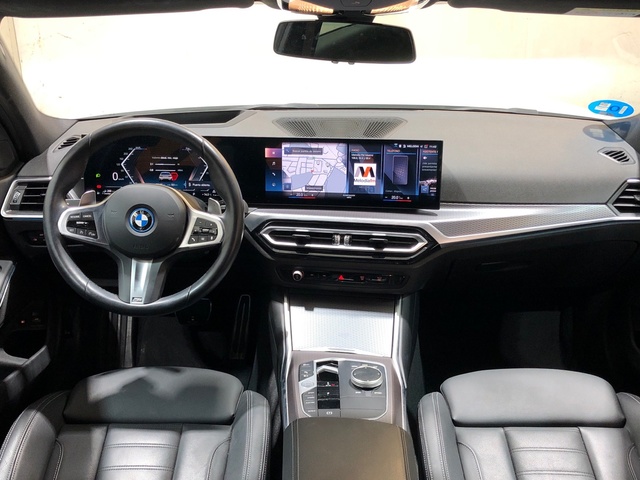 BMW Serie 3 330e Touring color Blanco. Año 2024. 215KW(292CV). Híbrido Electro/Gasolina. En concesionario Movilnorte El Plantio de Madrid