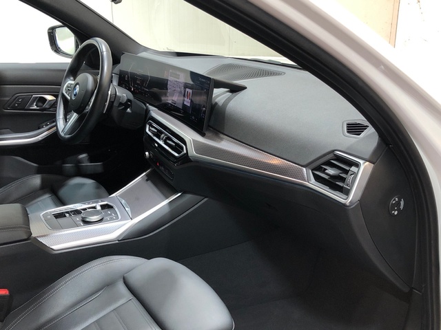 BMW Serie 3 330e Touring color Blanco. Año 2024. 215KW(292CV). Híbrido Electro/Gasolina. En concesionario Movilnorte El Plantio de Madrid