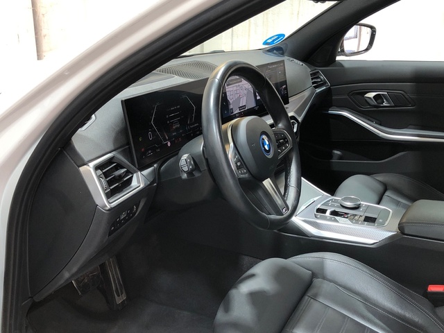 BMW Serie 3 330e Touring color Blanco. Año 2024. 215KW(292CV). Híbrido Electro/Gasolina. En concesionario Movilnorte El Plantio de Madrid