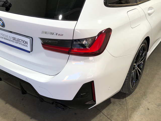 BMW Serie 3 330e Touring color Blanco. Año 2024. 215KW(292CV). Híbrido Electro/Gasolina. En concesionario Movilnorte El Plantio de Madrid