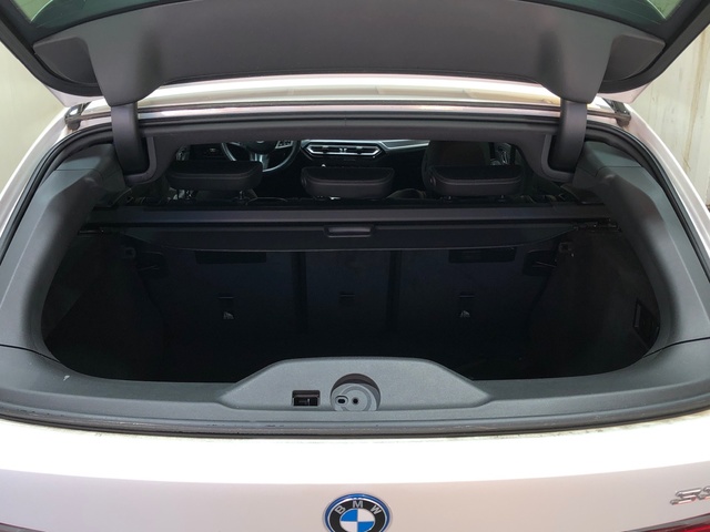 BMW Serie 3 330e Touring color Blanco. Año 2024. 215KW(292CV). Híbrido Electro/Gasolina. En concesionario Movilnorte El Plantio de Madrid